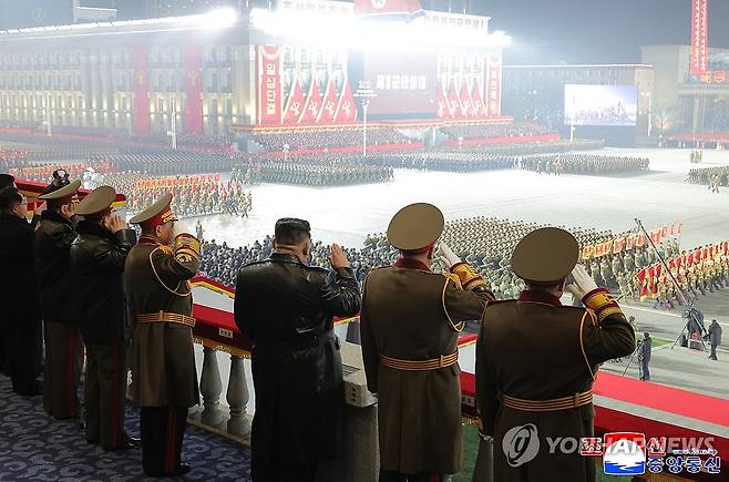 북한, 당 대회기념 열병식 (평양 조선중앙통신=연합뉴스) 북한 노동당 제9차대회기념 열병식이 지난 25일 밤 평양 김일성광장에서 열렸다고 조선중앙통신이 26일 보도했다. 2026.2.26 
    [국내에서만 사용가능. 재배포 금지. For Use Only in the Republic of Korea. No Redistribution] nkphoto@yna.co.kr