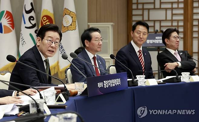 이재명 대통령, 중앙지방협력회의 발언 (서울=연합뉴스) 한상균 기자 = 이재명 대통령이 12일 용산 대통령실에서 열린 중앙지방협력회의에서 발언하고 있다. 
    이 대통령 오른쪽부터 유정복 시도지사협의회장 겸 인천시장, 오세훈 서울시장, 박형준 부산시장. 2025.11.12 [대통령실통신사진기자단] xyz@yna.co.kr