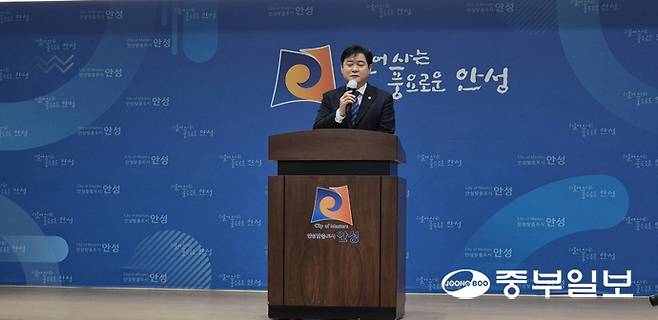 윤종군 국회의원이 27일 안성시청 대회의실에서 동신일반산업단지 농업진흥지역 해제와 관련해 의미와 전망에 대해 브리핑을 한다. 우승오 기자