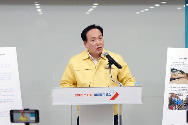 27일 오산시청에서 이권재 시장이 국토교통부 중앙시설물사고조사위원회의 가장교차로 옹벽붕괴사고 발표에 대한 오산시 입장을 발표하고 있다.