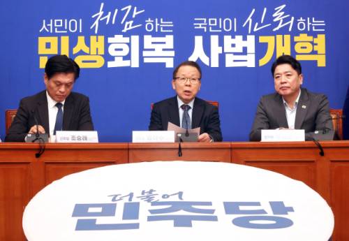 ◇더불어민주당 김이수 중앙당 공천관리위원장이 27일 국회에서 우상호 전 청와대 정무수석을 6·3 지방선거 강원특별자치도 지사 후보로 단수 선정했다고 발표하고 있다. 왼쪽은 조승래 부위원장, 오른쪽은 부승찬 대변인. 연합뉴스