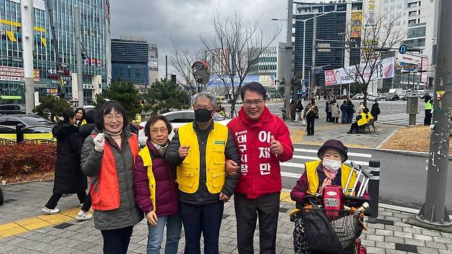 이재만 대구시장 예비후보가 27일 한국교통장애인협회와 교통관련 논의 후 기념촬영하고 있다. /이재만 예비후보 선거사무소 제공