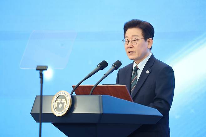 이재명 대통령이 27일 전북 군산새만금컨벤션센터에서 열린 새만금 로봇·수소·AI 시티 투자협약식에서 축사하고 있다. 연합뉴스