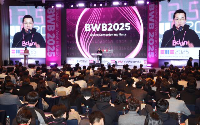 지난해 12월 부산 해운대구 시그니엘 부산 그랜드볼룸에서 열린 ‘블록체인 위크 인 부산 2025’에서 부산디지털자산거래소 김상민 대표가 신사업을 발표하고 있다. 정종회 기자 jjh@