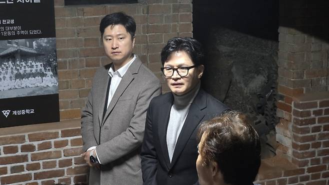 ▲ 한동훈 전 국민의힘 대표가 27일 대구 3·1운동의 요람 계성중 아담스관 지하실을 찾아 대구에서의 3·1운동에 대해 설명을 듣고 있다. 전재용 기자