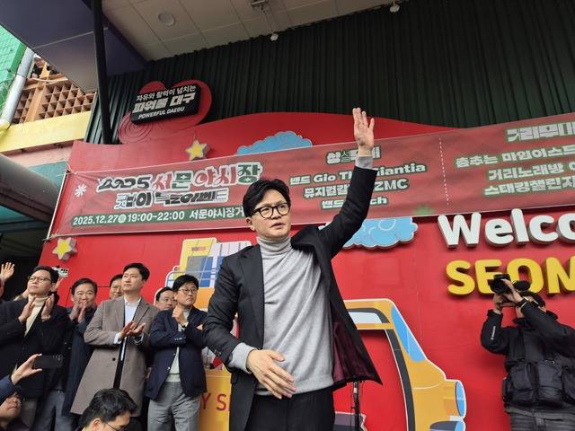 한동훈 전 국민의힘 대표가 27일 대구 민심 바로미터인 서문시장을 찾아 지지자들에게 인사르 하고 있다. 이혜림 기자