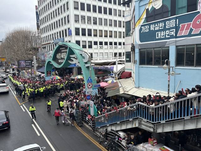 한동훈 전 국민의힘 대표가 서문시장을 찾은 27일 시장 입구부터 한 전 대표를 보기 위한 지지자들로 붐볐다. 다만 입구에서는 윤석열 전 대통령 지지 세력 일부가 반발 집회를 열었다. 이혜림 기자