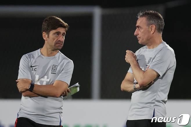 파울루 벤투 감독을 보좌하던 시절의 세르지우 코스타(왼쪽) 2022.11.29 ⓒ 뉴스1 이광호 기자