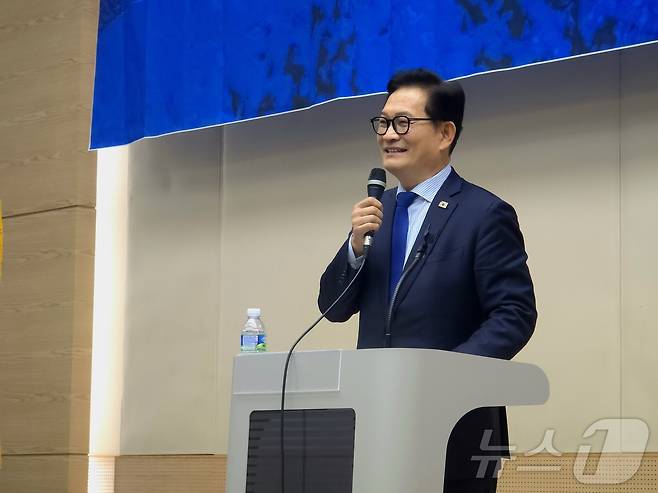 송영길 전 민주당 대표가 지난 26일 부산 벡스코에서 열린 더불어민주당 부산시당 주최 특강에서 강사로 나서 강연을 진행하고 있다. 2026.2.26 ⓒ 뉴스1 이주현 기자