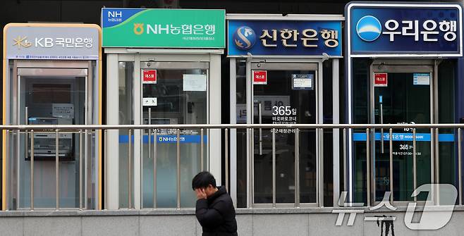 22일 서울 시내 은행 ATM기 앞으로 시민들이 지나가고 있다. 2026.2.22 ⓒ 뉴스1 황기선 기자