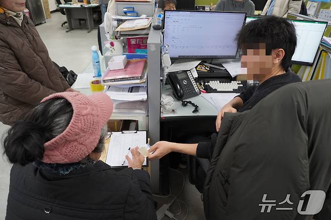 27일 오전 충남 청양군 청양읍 행정복지센터에서 농어촌 기본소득 지급을 신청한 주민이 선불카드를 건네받고 있다. 2026.2.27 ⓒ 뉴스1 최형욱 기자