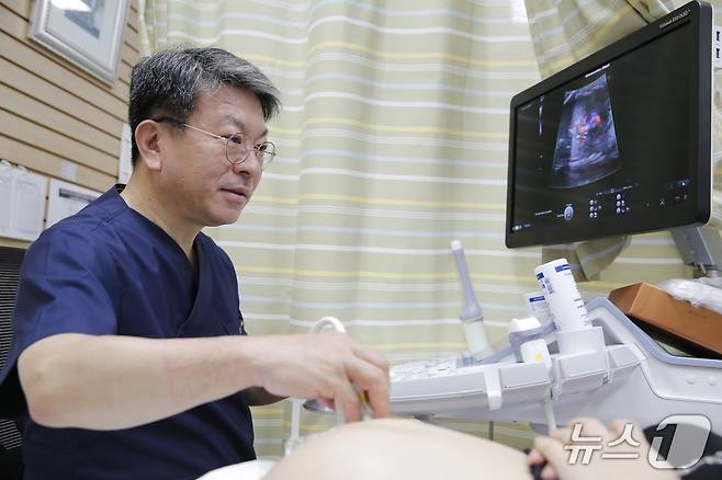 김윤하 전남대학교병원 산부인과 교수가 초음파 진료를 하는 모습.(전남대병원 제공. 재판매 및 DB 금지) 2026.2.27