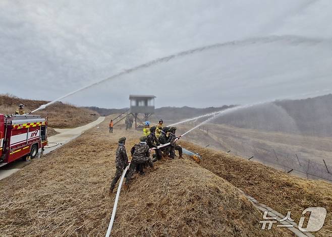 26일 육군 1사단 육탄여단 장병들이 DMZ 내 산불 상황을 가정한 대응훈련을 하고 있다. (1사단 제공, 재판매 및 DB금지)