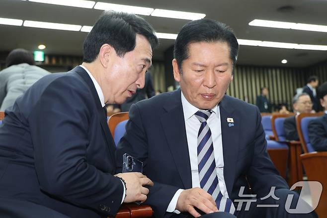 정청래 더불어민주당 대표와 박수현 수석대변인이 지난 26일 서울 여의도 국회에서 열린 의원총회에서 대화하고 있다. 2026.2.26 ⓒ 뉴스1 신웅수 기자