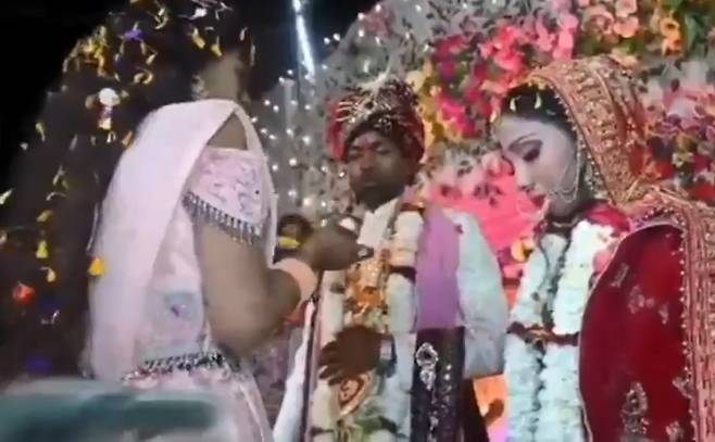 인도 북부에서 18세 신부가 결혼식 도중 자신을 짝사랑하던 남성에게 총을 맞았다고 타임스 오브 인디아가 보도했다. 해당 결혼식 장면. (소셜미디어 엑스 @upuknews1)