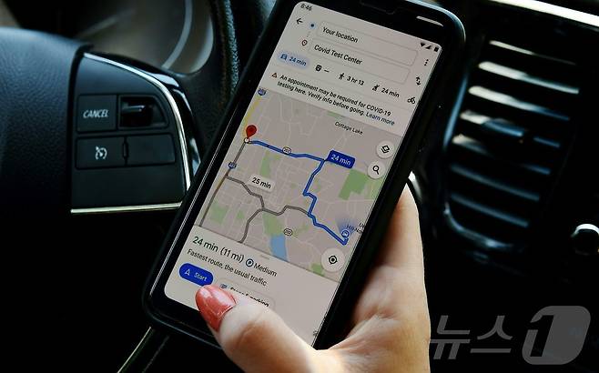 2020년 6월 9일 미국 버지니아 알링턴에서 한 운전자가 구글 지도를 따라 코로나19 검사 센터로 이동하는 모습. 2020.06.09 ⓒ AFP=뉴스1