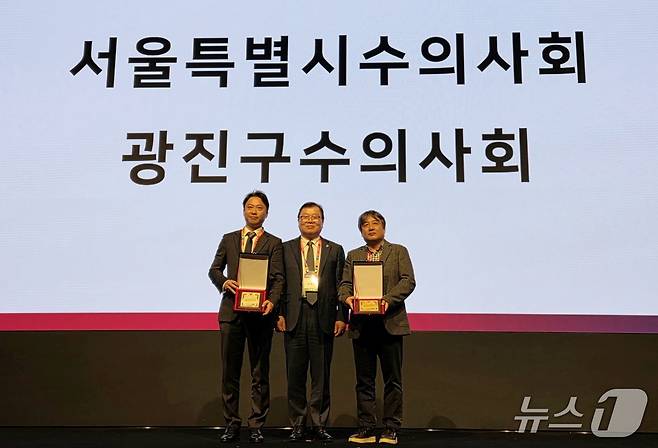 대한수의사회는 27일 서울 서초구 엘타워에서 공로패를 전달했다. ⓒ 뉴스1
