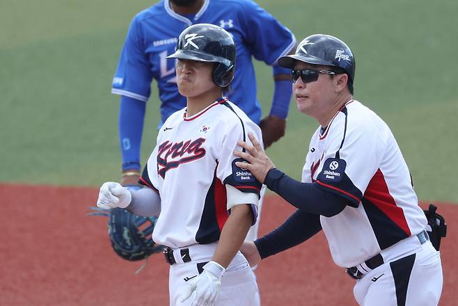 26일 일본 오키나와현 가데나의 가데나 구장에서 열린 2026 월드베이스볼클래식(WBC) 대한민국 야구대표팀과 삼성 라이온즈 연습경기. 5회말 무사 대표팀 3번타자 김도영이 안타를 날린 뒤 주루코치와 이야기하고 있다. 사진 | 오키나와=연합뉴스
