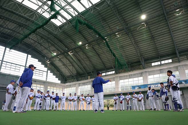 삼성 선수들이 일본 오키나와 온나손 아카마 구장에서 훈련 전 미팅을 진행하고 있다. 사진 | 삼성 라이온즈