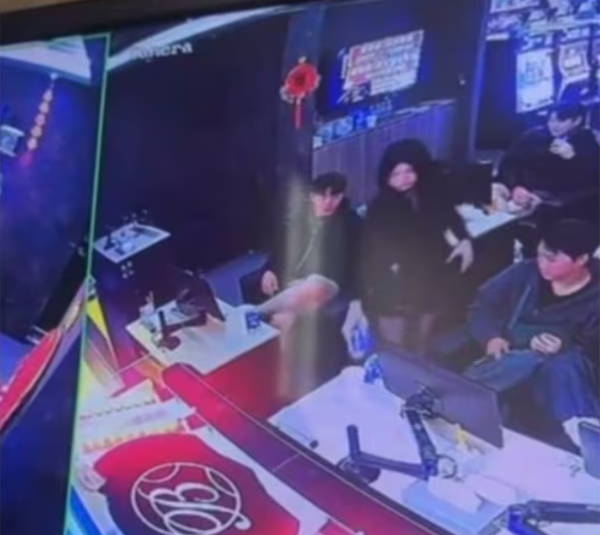 설상 종목 300억 원 투자 결실로 한국 스키 사상 첫 올림픽 금메달을 안은 롯데가 같은 날 오후 프로야구단 선수 4명의 해외 불법 도박장 출입 사실을 공식 인정하며 즉각 귀국 조치를 결정했다.(롯데 자이언츠 선수 4명 불법 도박장 출입). /사진=온라인 커뮤니티 캡처