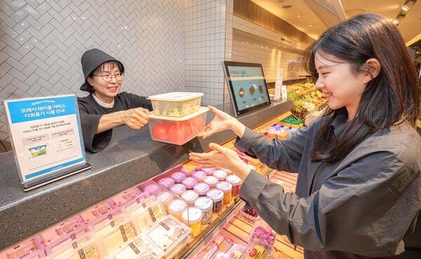 현대백화점 식품관에서 고객이 개인 다회용기를 가져와 과일 등을 손질해 주는 프레시 테이블 서비스를 이용하고 있다