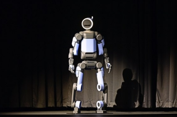 현대자동차그룹 보스턴다이나믹스 아틀라스가 지난달 5일(현지시간) 미국 라스베이거스 CES 2026 현대차그룹 미디어 행사에서 참가자들에 인사를 하고 있다. /현대자동차그룹