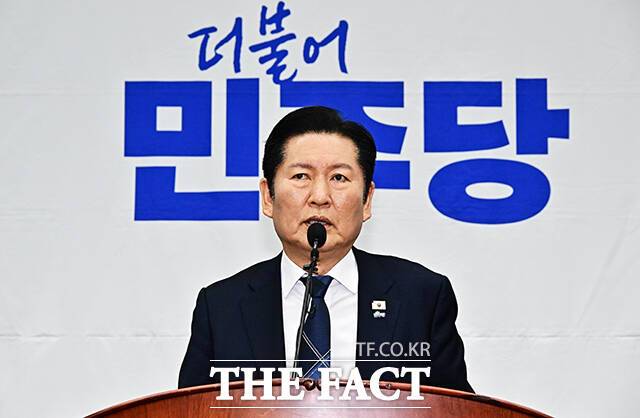 정청래 더불어민주당 대표가 27일 대구·경북 행정통합 특별법 처리를 가로막고 있는 국민의힘에게 대국민 사과를 요구했다. 사진은 정 대표가 지난 24일 오후 서울 여의도 국회에서 열린 의원총회에 참석해 모두발언을 하고 있는 모습. /배정한 기자