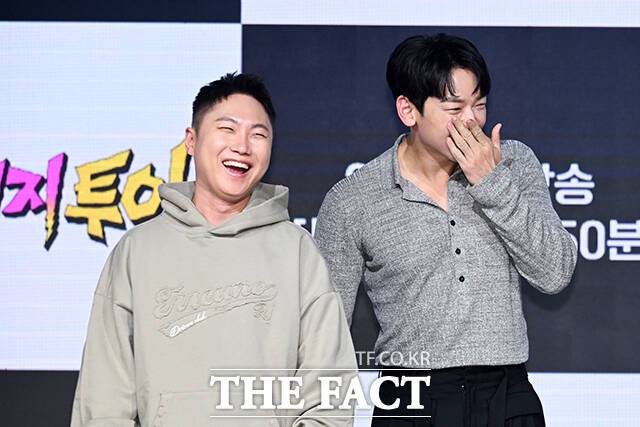 빵 터진 빠니보틀(왼쪽)과 비.