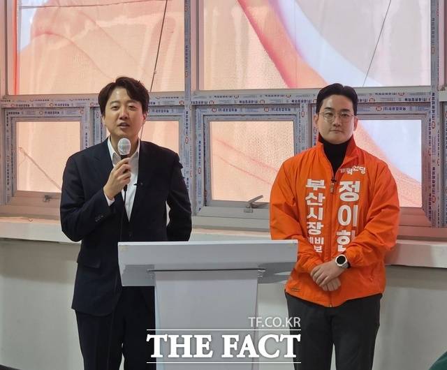 이준석 개혁신당 대표와 정이한 부산시장 예비후보. /박호경 기자