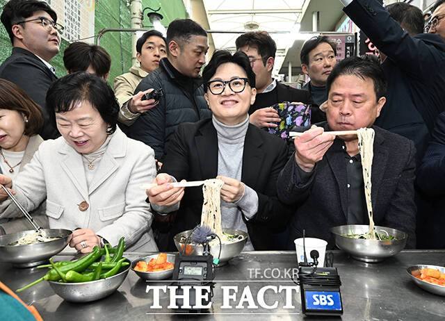 한동훈 전 국민의힘 대표가 27일 오후 대구 중구 서문시장을 서문시장 상인회 임원들과 국수를 먹고 있다. /대구=박헌우 기자