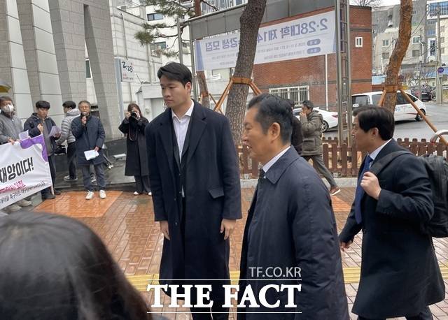 '선거제도 개혁을 촉구하는 대구경북 시도민 일동'(왼쪽)이 27일 민주당 현장 최고위원회의가 열리는 대구 2·28민주운동기념관 앞에서 정청래 대표(가운데)를 향해 선거개혁 촉구를 하고 있다. /대구참여연대