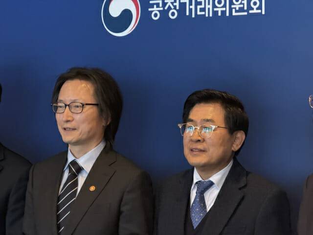 주병기 공정거래위원장과 도세호 파리크라상 대표이사가 기념사진을 촬영하고 있다 사진 지디넷코리아