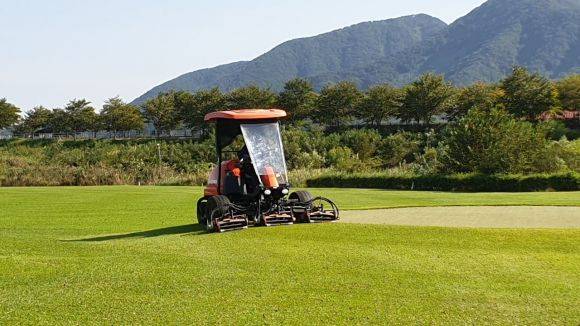의령친환경골프장은 국내 골프장 중 유일하게 인조잔디로 그린을 만들었다. 의령친환경골프장 제공