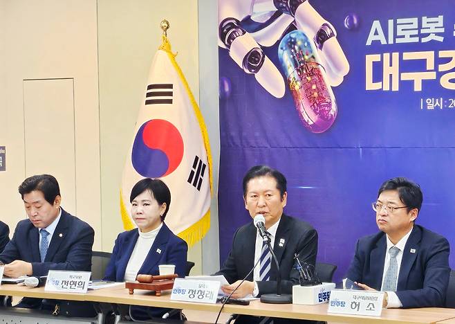 정청래 더불어민주당 대표가 지난해 11월 19일 대구에서 열린 현장 최고위원회의에서 발언하고 있다. /뉴스1