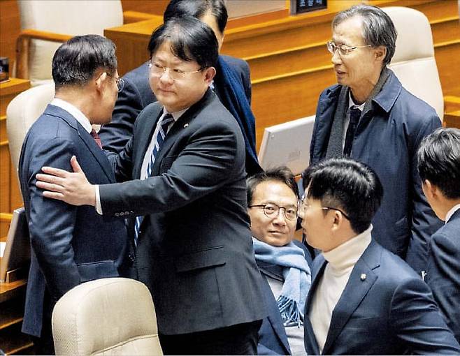 “야 인마” 고성… 충돌 직전까지 간 여야더불어민주당 박선원(가운데 자리에 앉은 사람) 의원이 26일 본회의장에서 국민의힘 박충권(오른쪽 아래) 의원에게 “야 인마”라고 하자, 이에 항의하는 국민의힘 의원들과 이들의 싸움을 말리는 민주당 의원들이 뒤엉켜 있다./연합뉴스