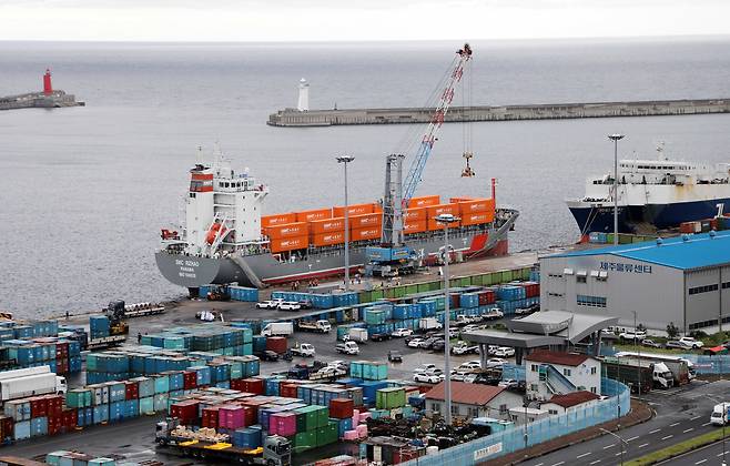 제주와 중국 칭다오를 이을 정기 컨테이너선 'SMC 르자오호'가 18일 오전 제주항에 첫 입항해 정박 중이다. / 뉴스1