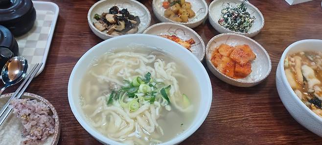 서울 용산구 해방촌의 ‘남산골보리밥칼국수’의 바지락 칼국수. 1인분에 9000원이다. 김도언 소설가 제공