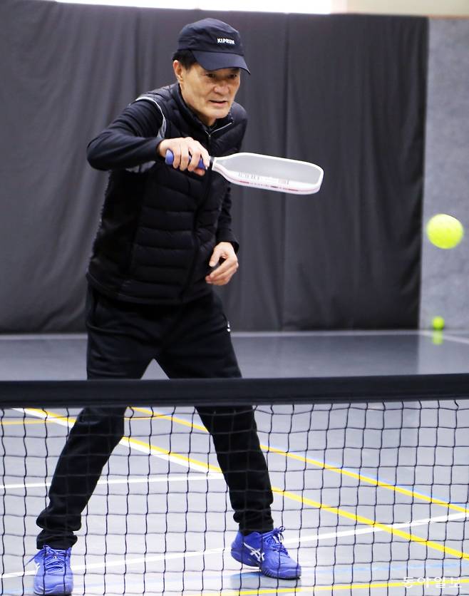박철진 씨가 경기 고양시 일산동구 식사동 피클볼 코트에서 패들로 공을 받아 넘기고 있다. 축구 선수 출신이지만 어깨 회전근 파열과 위암 후유증 등으로 스포츠를 즐기지 못했던 박 씨는 지난해 6월 피클볼에 입문해 올해 전국 대회에서 1위를 차지하는 등 두각을 나타내고 있다. 고양=양종구 기자 yjongk@donga.com