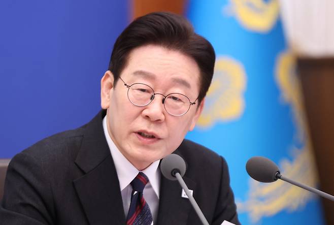 이재명 대통령이 24일 청와대에서 열린 국무회의에서 발언을 하고 있다. 뉴스1