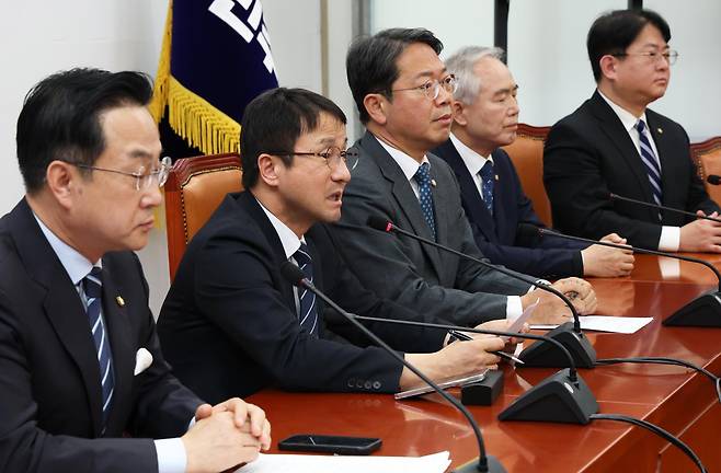 한병도 더불어민주당 원내대표(위원장)가 27일 오후 서울 여의도 국회에서 열린 윤석열 정권 조작기소 진상규명 및 공소취소를 위한 국정조사 추진위원회 1차 회의에서 모두 발언을 하고 있다.