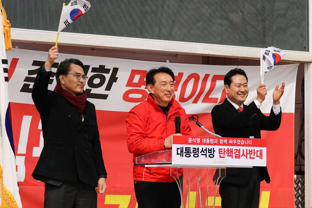 김석기(가운데) 국민의힘 의원이 지난 2025년 3월 12일 자신의 지역구인 경북 경주시에서 윤석열 당시 대통령 탄핵반대 집회가 열렸다고 페이스북에 유튜브 ‘Win TV 시카고’ 영상 링크와 사진을 게재하며 알렸다. 왼쪽은 윤상현 의원, 오른쪽은 장동혁 의원.[김석기 국회의원 페이스북 사진]