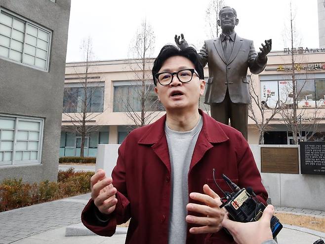 한동훈 전 국민의힘 대표가 26일 오후 대구 북구 삼성창조캠퍼스를 찾아 삼성 창업주 호암 이병철 회장 동상을 둘러본 뒤 취재진 질문에 답하고 있다. 2026.2.26/뉴스1 /사진=뉴스1