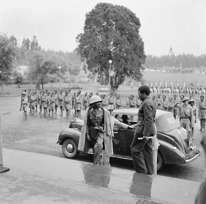 제2차 세계대전이 한창이던 1941년 5월, 에티오피아의 하일레 셀라시에 황제(왼쪽)가 자국을 침공한 이탈리아 군대가 물러간 뒤 수도 아디스아바바의 궁전으로 의기양양하게 귀환하고 있다. 위키미디어 코먼스