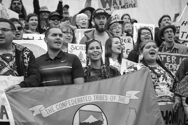 2015년 9월, 네슬레는 5000만달러를 들여 오리건주 캐스케이드락스에 병입공장을 지을 예정이었고, 샘물을 1년에 최대 4억4600만리터씩 추출해 판매할 예정이었다. 이에 반대하는 주민, 활동가, 인디언 보호구역 부족 연맹들이 연합해 반대 운동을 벌였다. 아를 제공