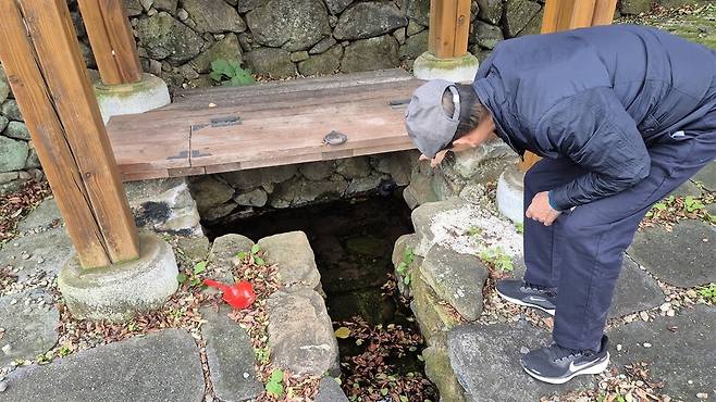 경상남도 산청 삼장지하수보존 비상대책위원회 표재호 위원장이 말라버린 마을 샘물을 가리키고 있다. 여성환경연대 제공