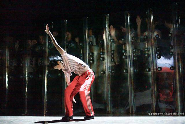 뮤지컬 '빌리 엘리어트' 초연 빌리 임선우가 '앵그리 댄스' 넘버에 맞춰 춤을 추고 있다. 발레리노로 성장한 임선우는 올해 공연에 성인 빌리로 출연한다. 신시컴퍼니 제공