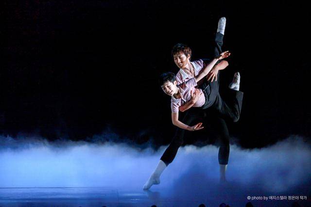 뮤지컬 '빌리 엘리어트' 2010년 초연에서 어린 빌리를 맡았던 임선우는 이번 공연에서 같은 장면의 성인 빌리를 연기한다. 신시컴퍼니 제공