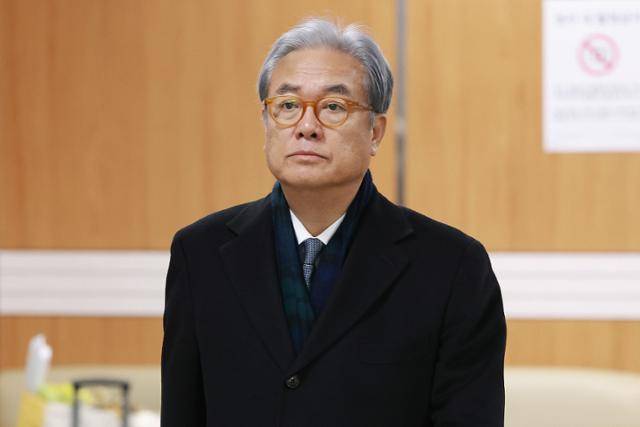 정진석 전 대통령실 비서실장이 10일 헌법재판관 미임명 및 졸속 지명 등 직권남용 권리행사방해 혐의와 관련해 서울 서초구 서울중앙지법에서 열린 1심 첫 공판에 출석하고 있다. 하상윤 기자