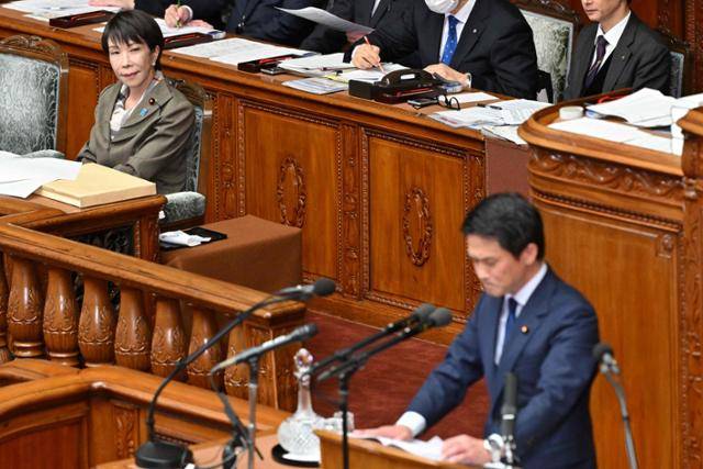 다카이치 사나에(왼쪽) 일본 총리가 24일 도쿄 중의원 본회의에 참석해 오가와 준야 중도개혁연합 대표의 연설을 지켜보고 있다. 도쿄=AFP 연합뉴스