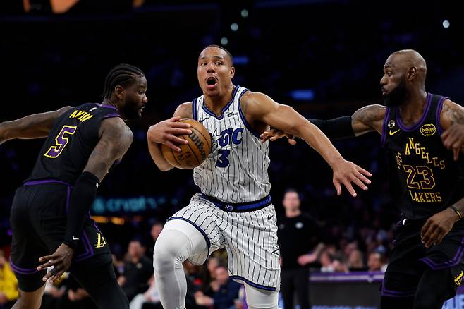 <yonhap photo-5250=""> Orlando Magic guard Desmond Bane (3) dribbles with the ball past Los Angeles Lakers center Deandre Ayton (5) and Los Angeles Lakers forward LeBron James (23) during the first half of an NBA basketball game, Tuesday, Feb. 24, 2026, in Los Angeles. (AP Photo/Caroline Brehman)/2026-02-25 14:09:52/ <저작권자 ⓒ 1980~2026 ㈜연합뉴스. 무단 전재 재배포 금지, AI 학습 및 활용 금지></yonhap>
